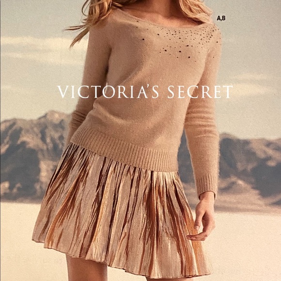 Victoria's Secret Dresses & Skirts - ❤️ 5/25 Victoria Secret Gold Metallic Skirt from London Jeans.